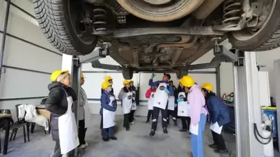 Muğla'da Kadınlara Aracı Kendi Başlarına Onarma Eğitimi Veriliyor: Özgüvenlerini Artıran Kadınlar, Bağımsızlıklarını Kazanıyor