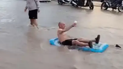 Fethiye’de sel eğlenceye dönüştü! Deniz yatağıyla kayan turistler ilgi odağı oldu