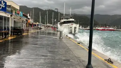 Marmaris’te Fırtına Alarmı: Sandal Karaya Oturdu, Çatı Uçtu