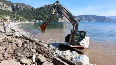 Fırtına Sonrası Şok Görüntü: Turunç Sahil Yolu Onarılıyor