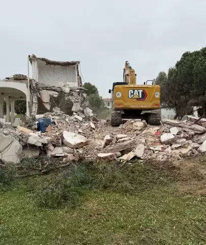 Milas’ta kaçak yapıya geçit yok: Bozbük’teki ucube yıkıldı