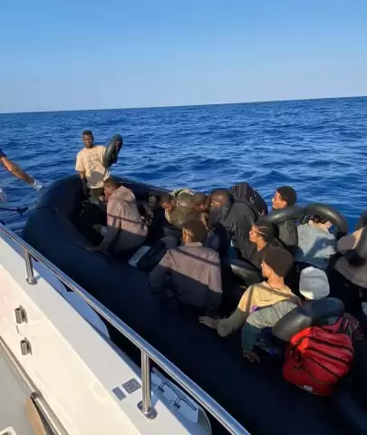 Fethiye’de lastik bot sürüklendi! 8’i çocuk 36 göçmen yakalandı