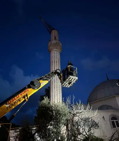 Marmaris’te Fırtına Önlemi: Minare Külahı Kontrollü Şekilde Söküldü