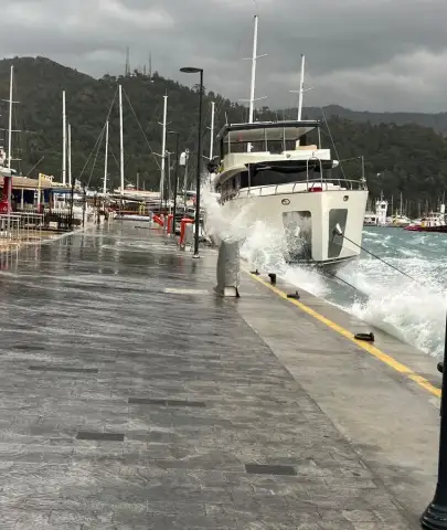 Marmaris’te Fırtına Alarmı: Sandal Karaya Oturdu, Çatı Uçtu