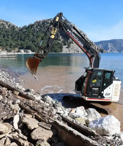 Fırtına Sonrası Şok Görüntü: Turunç Sahil Yolu Onarılıyor