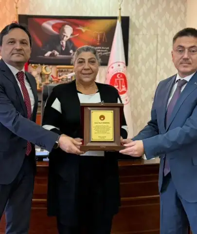 Şehit Annesine Adliyeden Plaketli Veda