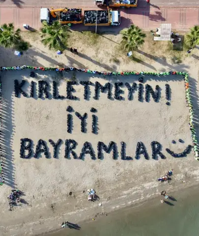 Çöplerle Yazdılar: “Kirletmeyin! İyi Bayramlar”