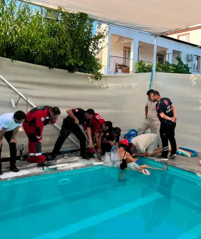 Havuzdaki Korku Dolu Anlar! 4 Yaşındaki Çocuğun Kolu Boruya Sıkıştı