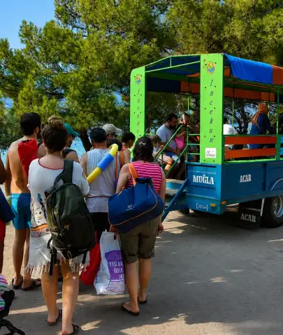 Türkiye'de Eşi Benzeri Yok! Ne Minibüs Ne Servis... Bu Plaja Sadece Traktör Gidiyor
