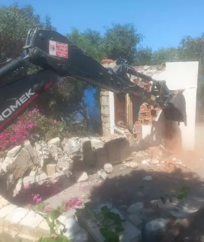 Sahili İşgal Edenlere Balyoz! Kaçak Duvarlar Yerle Bir Edildi