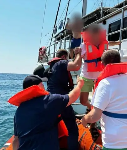 Marmaris’te Gezi Teknesi Karaya Oturdu, 11 Kişi Kurtarıldı