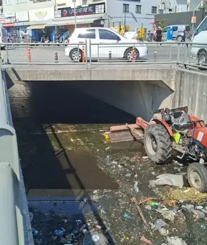 Ekipler Temizledi, Duyarsız Vatandaş Dereye Çöp Attı!