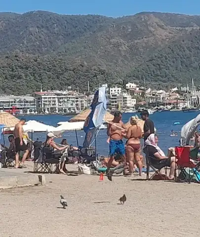 Görenler Gözlerine İnanamadı! Ücretsiz Denilen Plajda İğne Atsan Yere Düşmüyor!