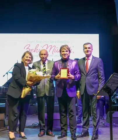 Sanat Güneşi Zeki Müren, Bodrum’da Özlemle Anıldı