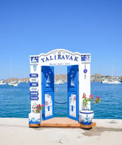 Bodrum’da “Maviye Açılan Kapı” Yalıkavak’a Geldi! Manzarası Büyüledi