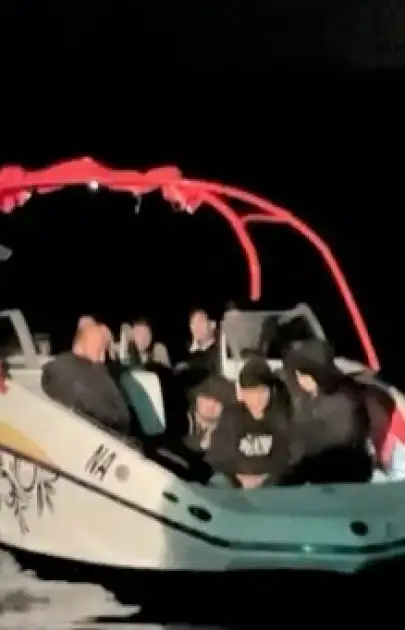 Umuda Açılan Fiber Tekne: 1 Kaçakçı Yakalandı, 19 Göçmen Kurtarıldı