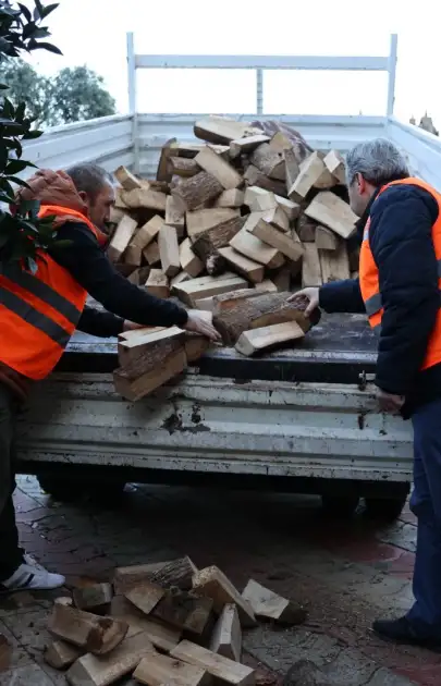 Marmaris Belediyesi'nden 53 haneye odun desteği