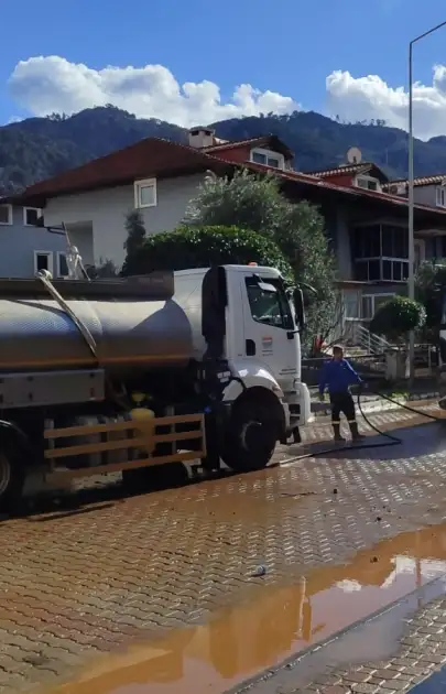 İçmeler’de Sel Alarmı: Temizlik ve Hasar Tespiti Başladı