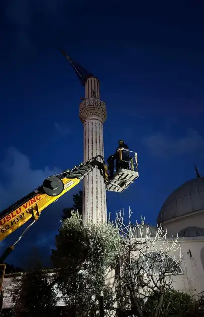 Marmaris’te Fırtına Önlemi: Minare Külahı Kontrollü Şekilde Söküldü