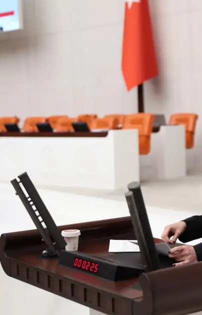 Gizem Özcan’dan Fon Vurgunu Tepkisi: “187,6 Milyar TL’ye Ulaşmanız 156 Bin 333 Yıl Sürüyor”