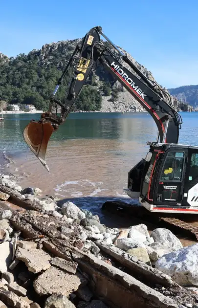 Fırtına Sonrası Şok Görüntü: Turunç Sahil Yolu Onarılıyor