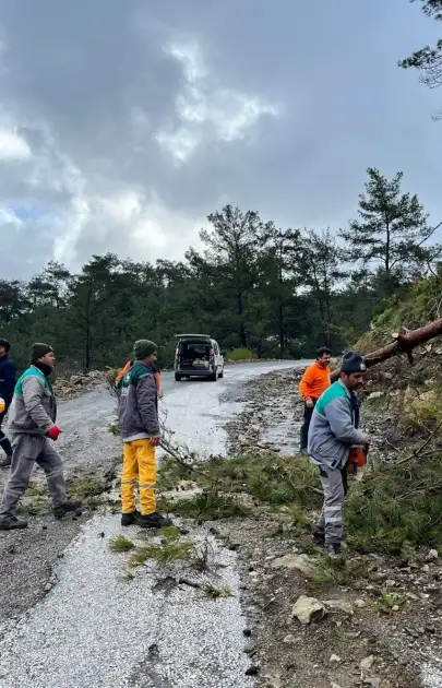 Marmaris’te Fırtına Alarmı: Ekipler Gece Boyunca Sahadaydı