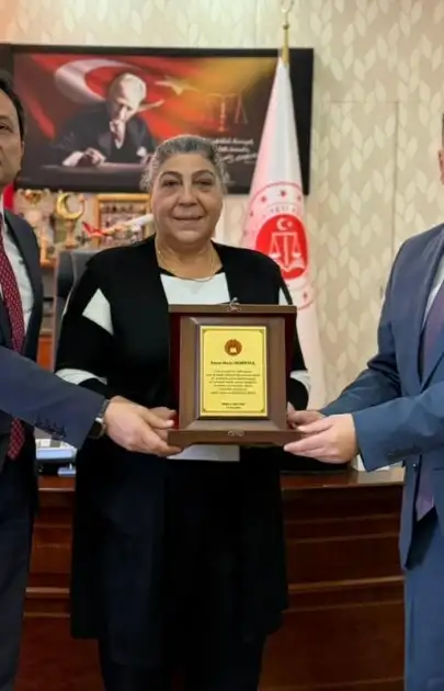 Şehit Annesine Adliyeden Plaketli Veda