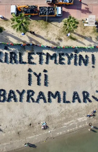 Çöplerle Yazdılar: “Kirletmeyin! İyi Bayramlar”