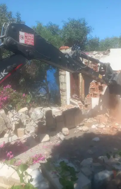 Sahili İşgal Edenlere Balyoz! Kaçak Duvarlar Yerle Bir Edildi