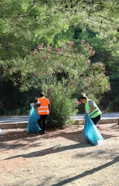 Gemiden İndiler, Ellerine Eldiveni Takıp İşe Koyuldular! Marmaris’te Dikkat Çeken Görüntü