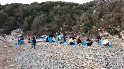 Gençler Sahaya İndi, Marmaris Sahilleri Nefes Aldı