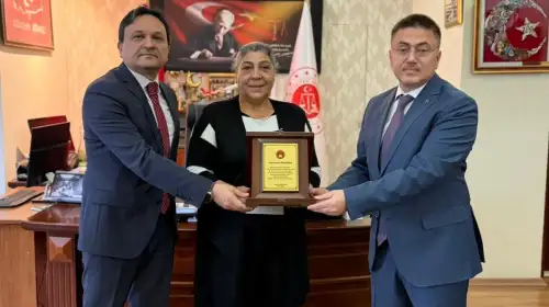 Şehit Annesine Adliyeden Plaketli Veda