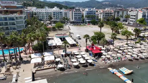 Marmaris’te Bedava Plaj Dönemi! Şezlong Ücretsiz Olunca Akın Ettiler