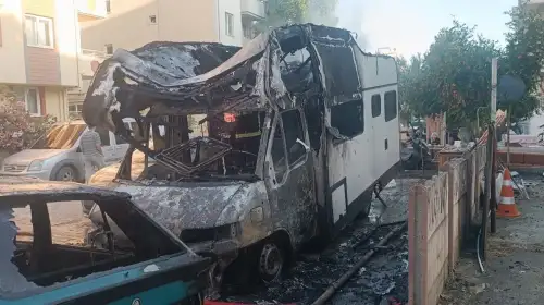 Kötekli’de Karavan Yangını: İki Araç Alevlere Teslim Oldu