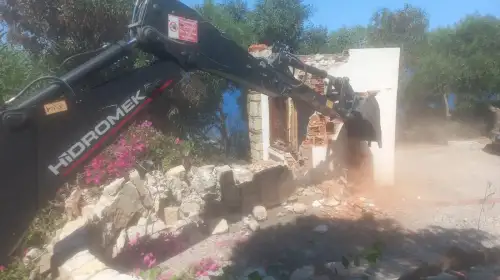 Sahili İşgal Edenlere Balyoz! Kaçak Duvarlar Yerle Bir Edildi
