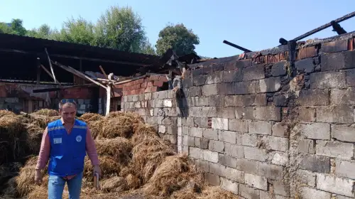 Ortaca’da Ahır Yangını: 500 Balya Kül Oldu, Büyükşehir Üreticinin Yanına Koştu