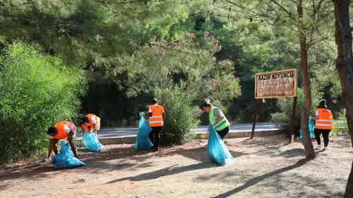 Gemiden İndiler, Ellerine Eldiveni Takıp İşe Koyuldular! Marmaris’te Dikkat Çeken Görüntü