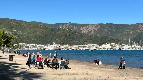 Marmaris Sahillerinde Baharın Keyfi: Hava Sıcak, Turistler Denize Akın Etti