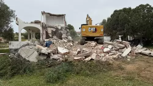 Milas’ta kaçak yapıya geçit yok: Bozbük’teki ucube yıkıldı