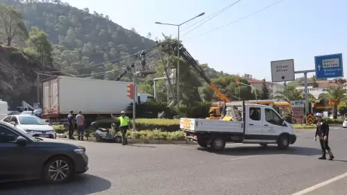 Facia Son Anda Önledi: Marmaris Girişinde Kamyon Elektrik Direğini Yıktı