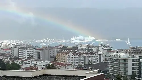 Turistler Yağmurla Neşelendi, Çarşı Canlandı! Marmaris’te Sürpriz Hava