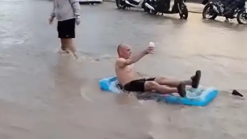 Fethiye’de sel eğlenceye dönüştü! Deniz yatağıyla kayan turistler ilgi odağı oldu