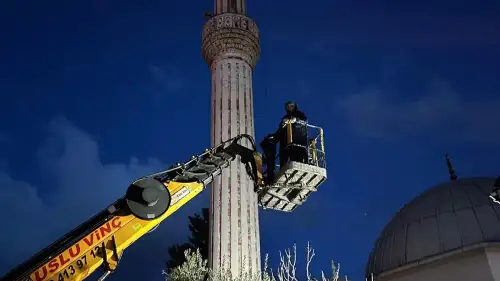 Marmaris’te Fırtına Önlemi: Minare Külahı Kontrollü Şekilde Söküldü