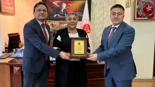 Şehit Annesine Adliyeden Plaketli Veda