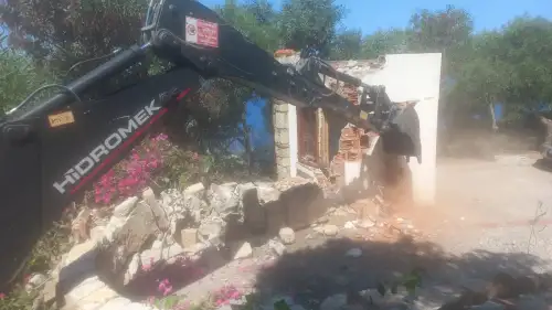 Sahili İşgal Edenlere Balyoz! Kaçak Duvarlar Yerle Bir Edildi