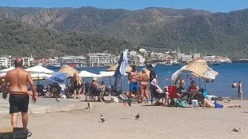 Görenler Gözlerine İnanamadı! Ücretsiz Denilen Plajda İğne Atsan Yere Düşmüyor!