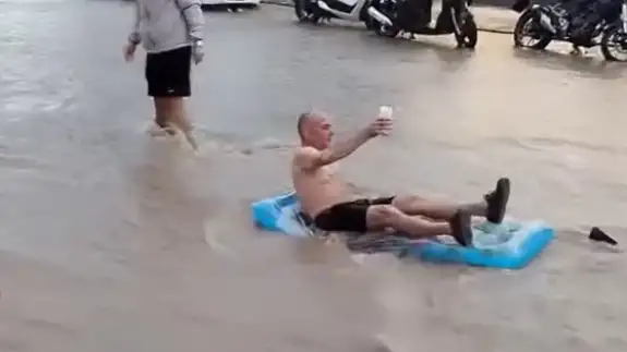 Fethiye’de sel eğlenceye dönüştü! Deniz yatağıyla kayan turistler ilgi odağı oldu