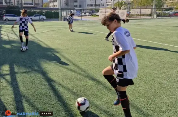 Marmaris Belediyesi Genç Kız Futbolcular İçin Futbol Okulu Açtı