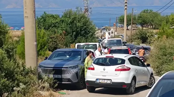 Kumlubük ve Amos’a Tatilci Akını, Trafiği Felç Etti