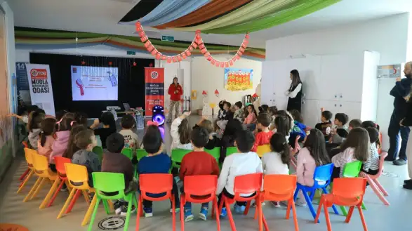 Minikler Diş Fırçalamanın Püf Noktalarını Öğrendi